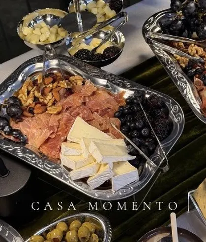 Bandeja de plata con jamón y quesos
