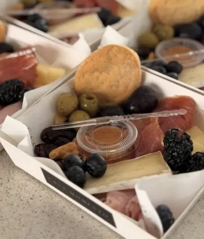 Caja individual con charcutería