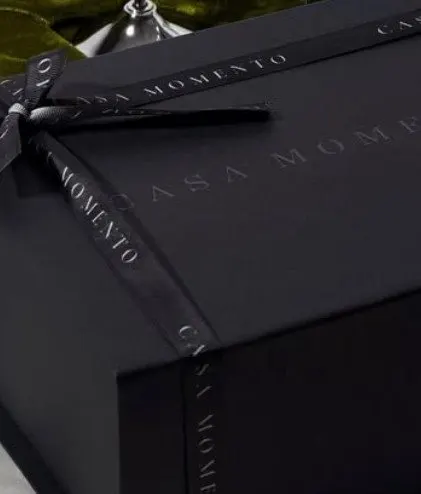Caja negra con listón Casa Momento