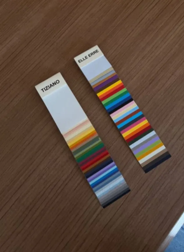 Muestrarios de colores sobre una mesa de madera
