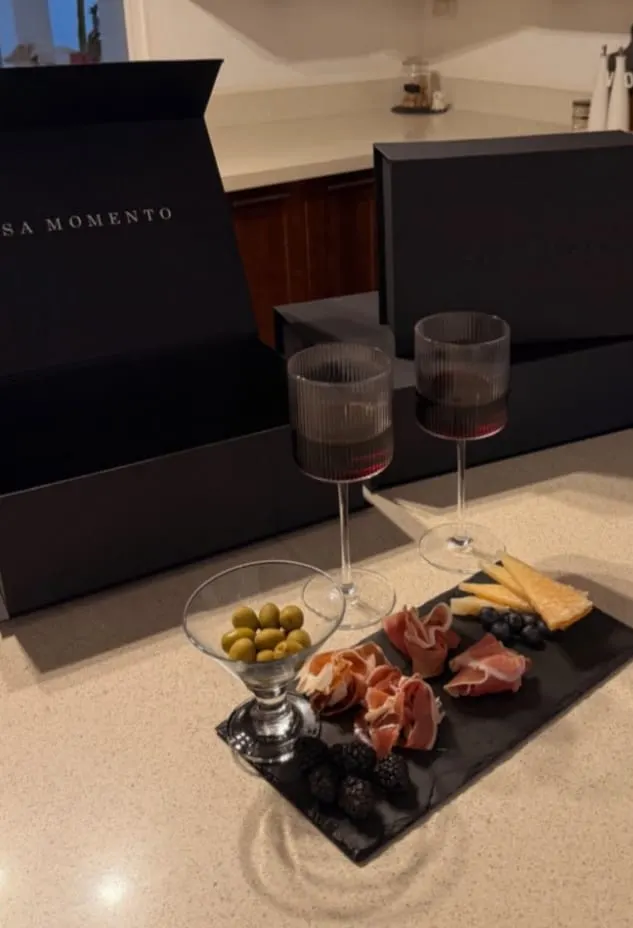 Copas de vino y charcutería junto a las primeras cajas