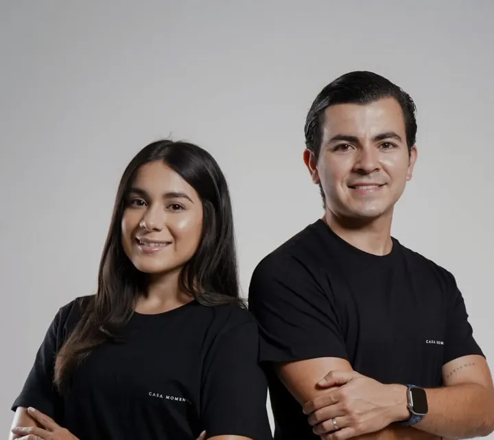 Gustavo y Pamela, creadores de Casa Momento, con camisetas negras de la marca