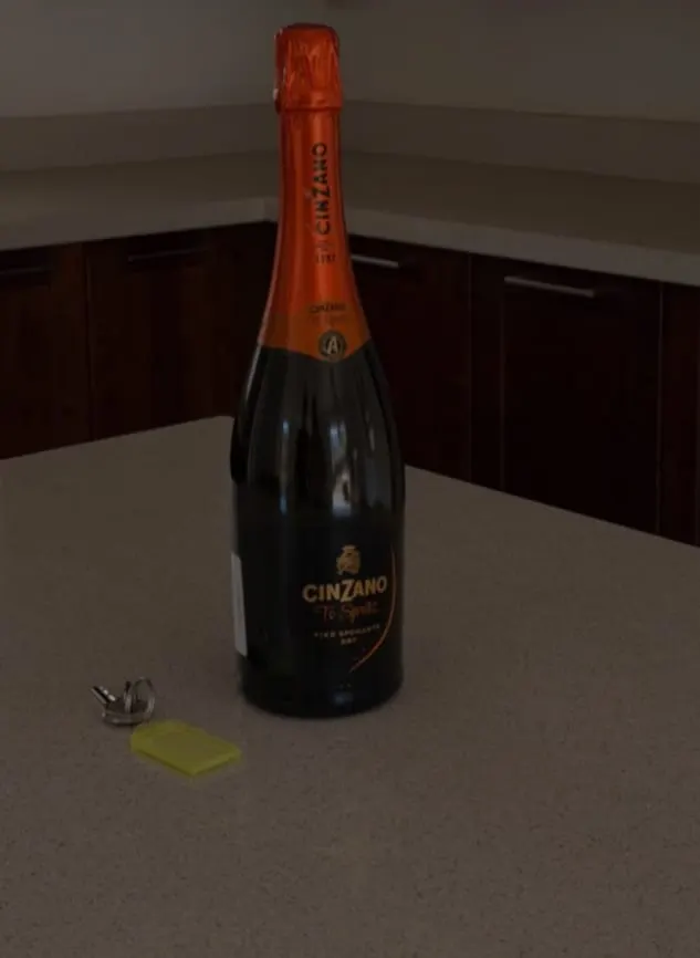 Botella de espumante y llaves en la cocina de la casa nueva