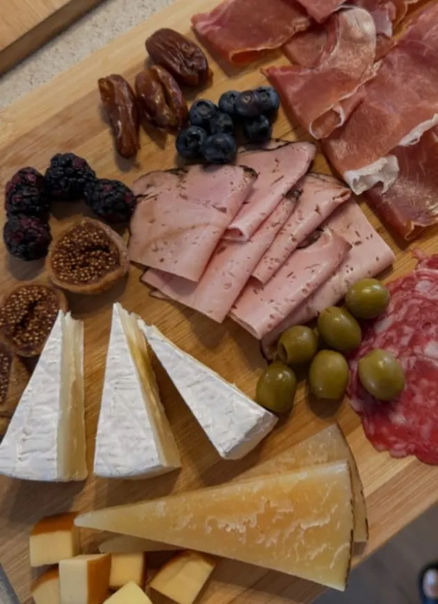Tabla de prueba con brie, manchego, jamón, higos y aceitunas
