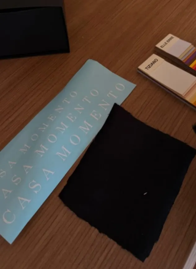 Prueba de impresión con el nombre Casa Momento y muestra de material negro