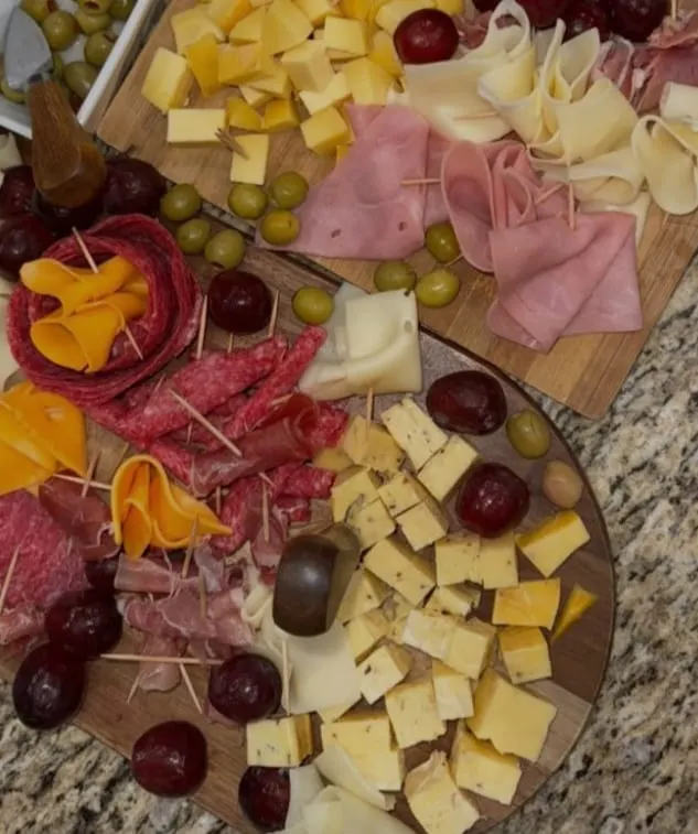 Tabla de charcutería con quesos, jamón y salami