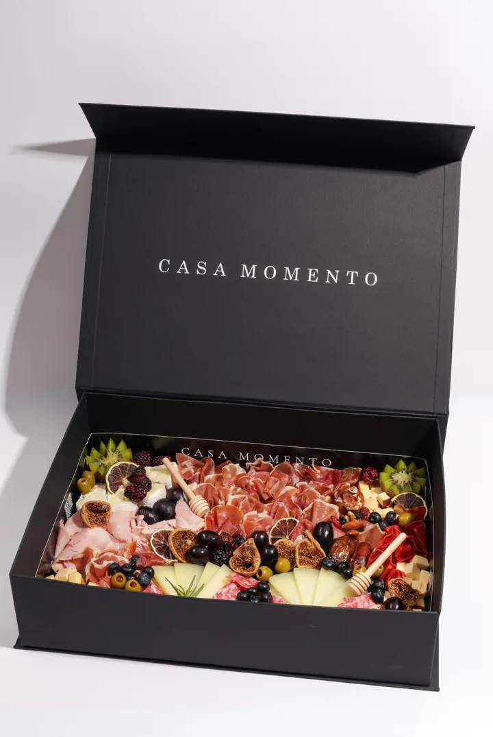 Caja Casa Momento abierta con charcutería